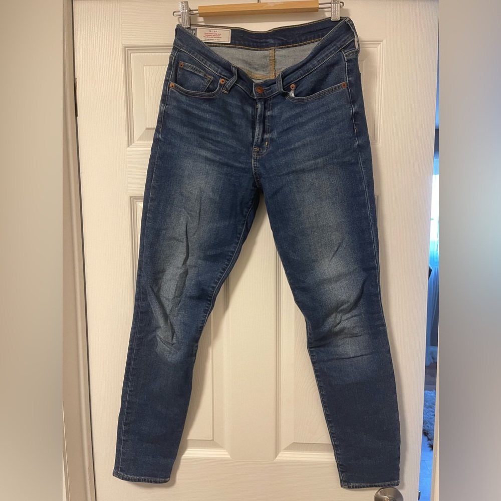 Women’s Gap skinny jeans mid rise excellent used condition.